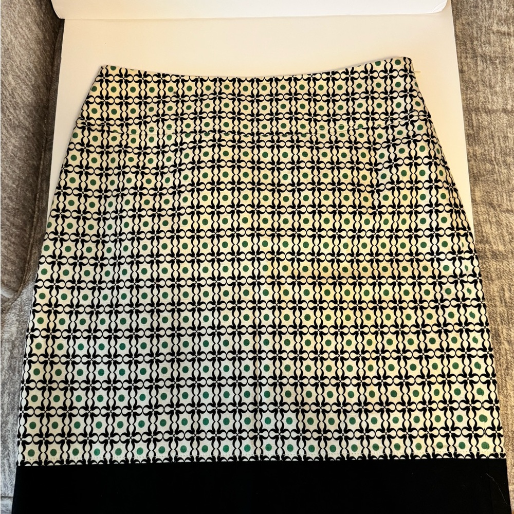 Ann Taylor Geometric Black and Green‎ Pencil Skirt - Picture 5 of 7